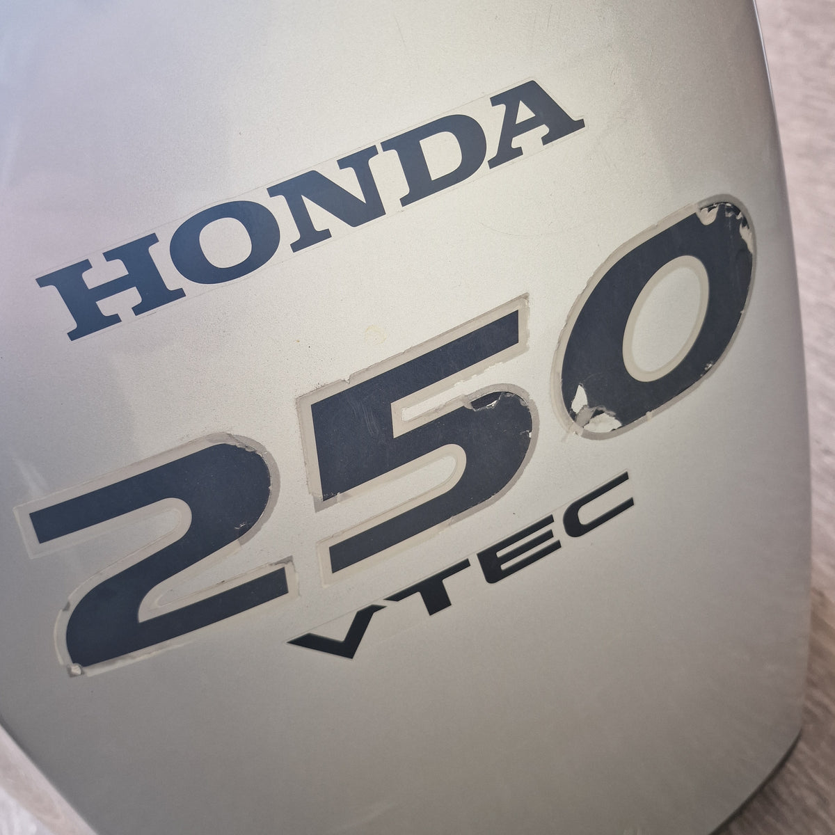 Motordeksel / Engine Cover Honda BF250A 250 VTEC – 63100-ZX2-C03ZA / 63144-ZX2-C000 OEM