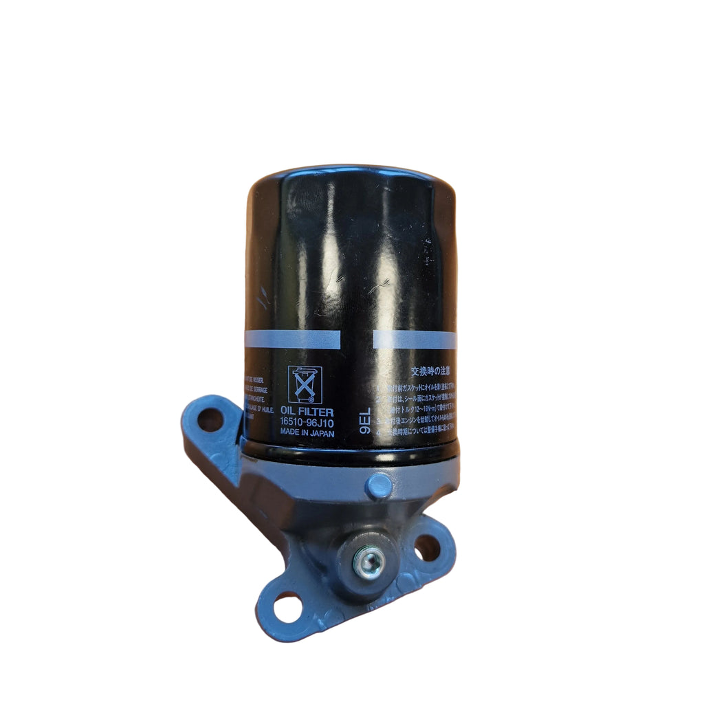 Oljefilterbrakett / Oil Filter Stand med oljefilter – Suzuki DF150AP – 16540-96J00 / 16510-96J10