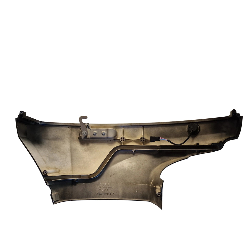 Sidedeksel babord / Side Cover Port – Suzuki DF150AP – 61820-96L01-YAY