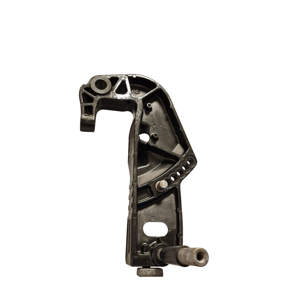 Venstre festebrakett / Clamp Bracket Port – 41121-89J15-0EP – Suzuki DF50TLK6 05001F-683739