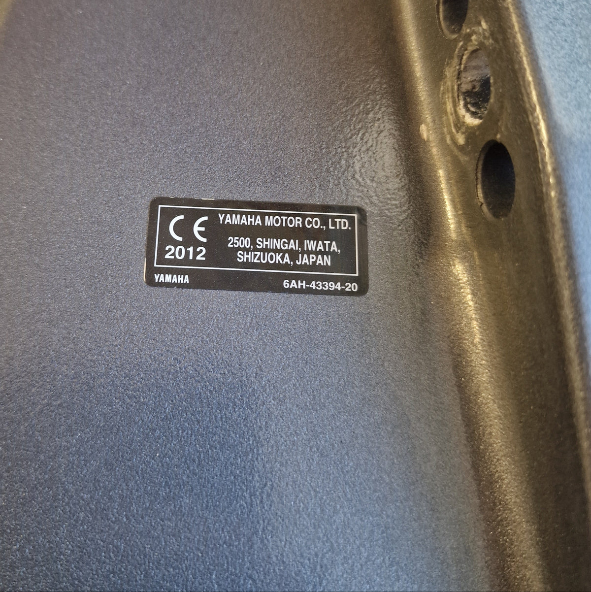Høyre Clamp Bracket / høyre festebrakett – Yamaha – 64E-43112-02-8D – Yamaha F150ETX / F150A 63P 1125818 2012