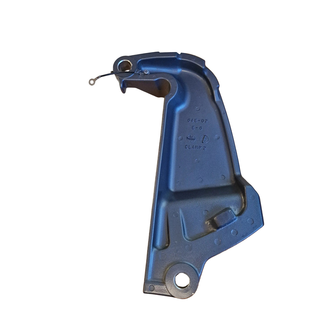 Høyre Clamp Bracket / høyre festebrakett – Yamaha – 64E-43112-02-8D – Yamaha F150ETX / F150A 63P 1125818 2012