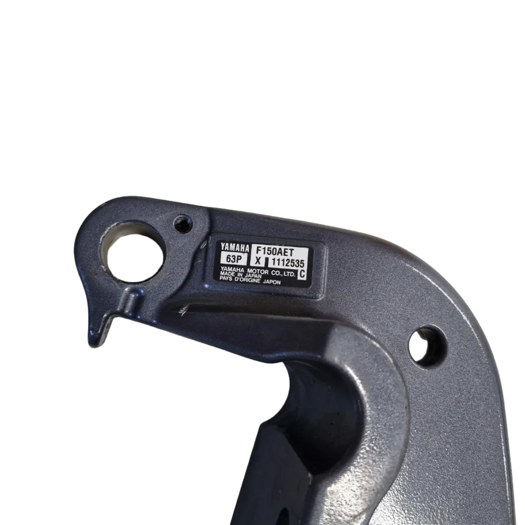Klemmebrakett babord / Port Clamp Bracket – 64E-43111-02-8D – Yamaha F150AETX 63P 2012 1112535