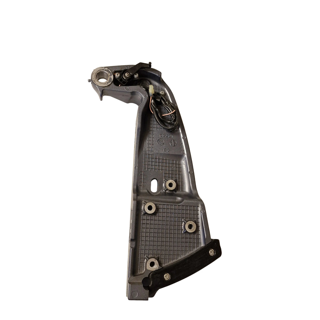 Høyre klemmebrakett med trimsensor / Starboard Clamp Bracket with Trim Sender – 69J-43112-01-8D – Yamaha F300BETX 2013 – 1003773