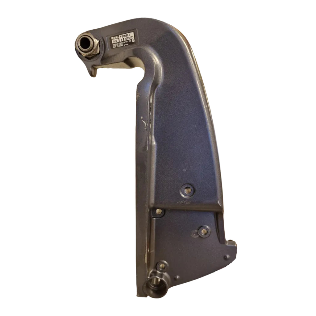 Venstre klemmebrakett med aksling / Port Clamp Bracket with Clamp Bracket Bolt – 69J-43111-10-8D / 6R3-43131-30-00 – Yamaha F300BETX 2013 – 1003773