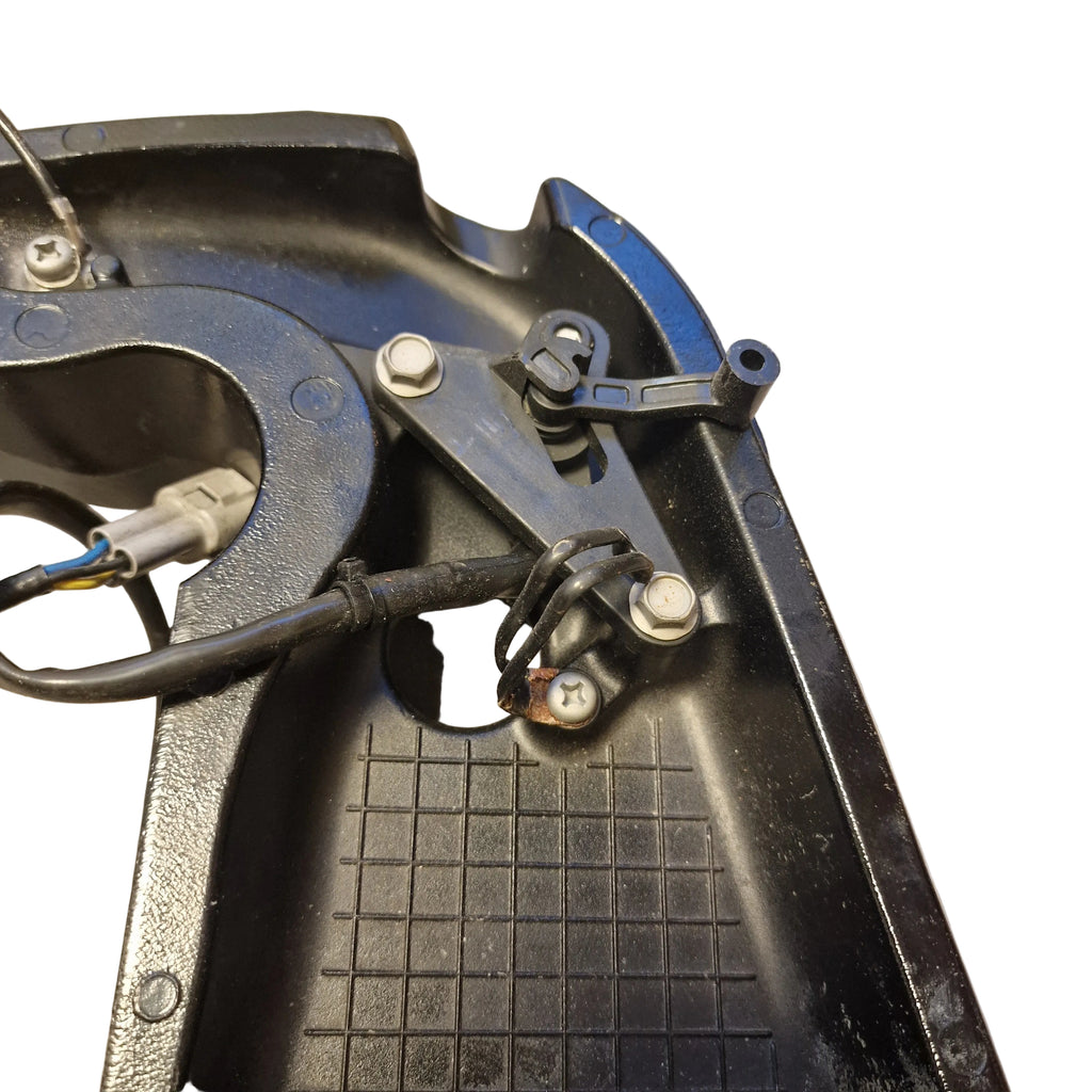 Clamp bracket styrbord med trimsensor – 41111-93J16-YAY / 34840-98J03 – Suzuki DF350ATX2 2018 – 35001F-812307