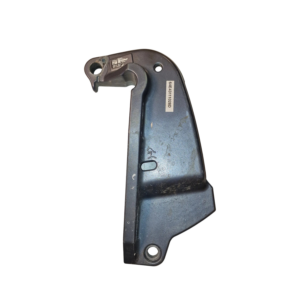 Akterspeilbrakett venstre / Port Clamp Bracket – 64E-43111-02-8D – Yamaha F150AETL 63P – 104067?