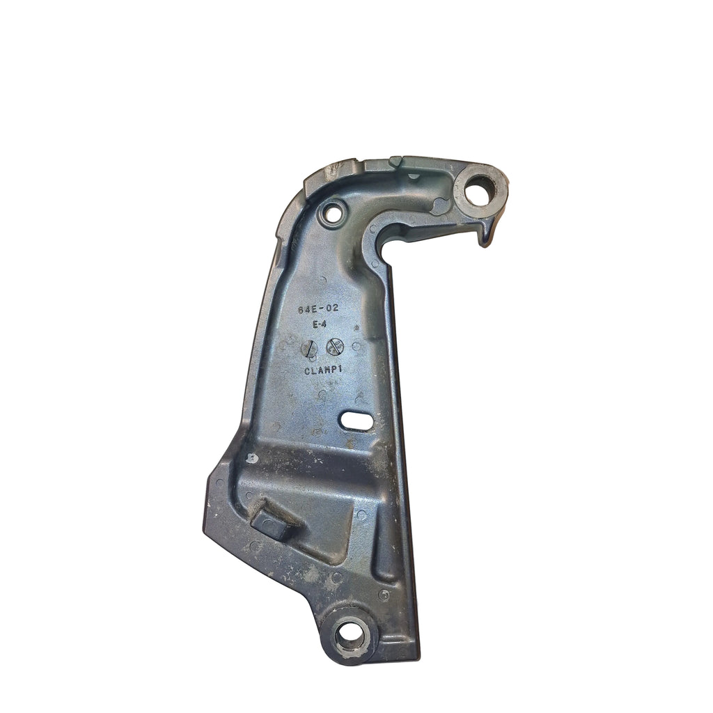 Akterspeilbrakett venstre / Port Clamp Bracket – 64E-43111-02-8D – Yamaha F150AETL 63P – 104067?