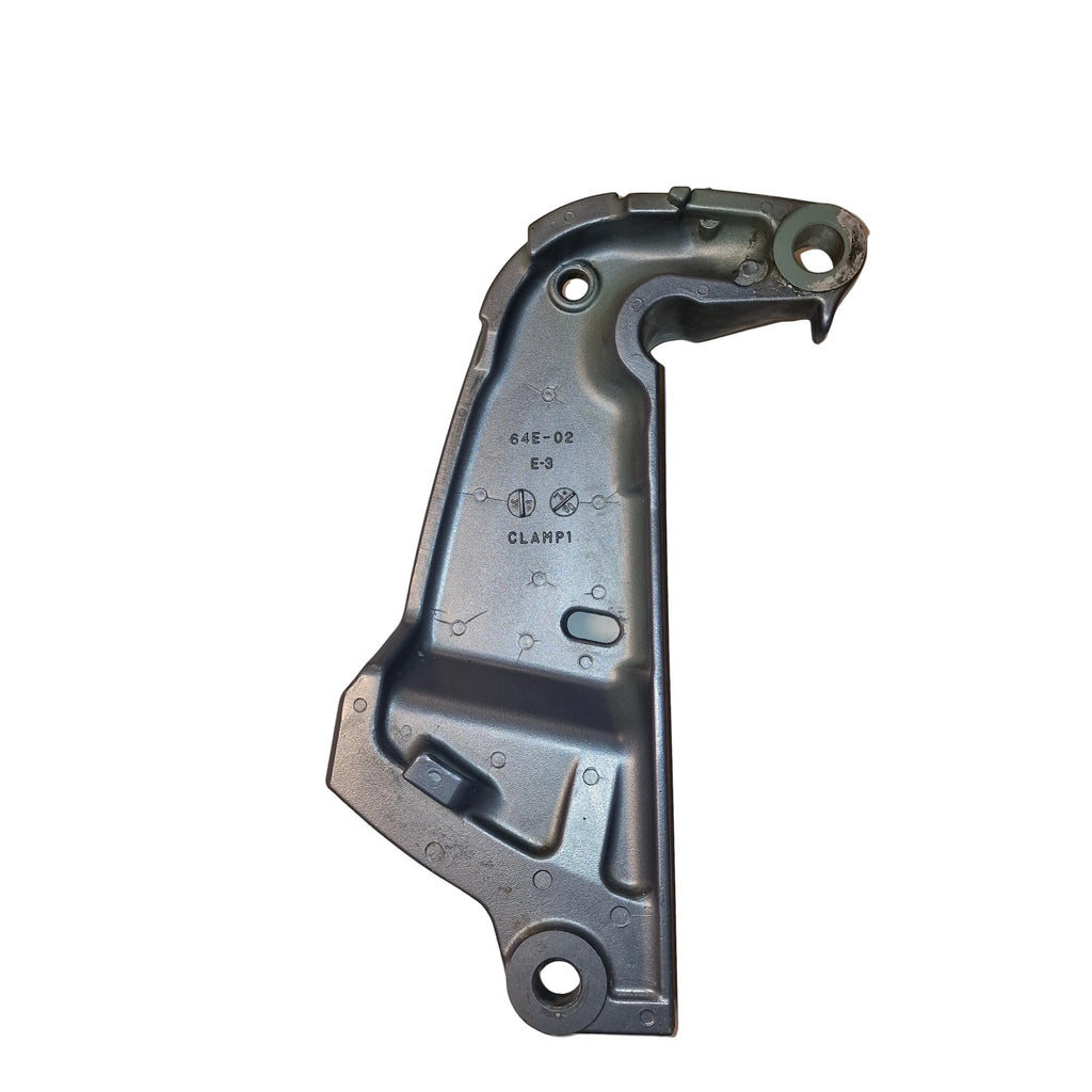 Festebrakett venstre / Clamp Bracket 1 – 64E-43111-02-8D – Yamaha F150AETX 2006 – 1046727